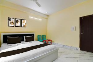 Un pat sau paturi într-o cameră la Hotel O Laxmi Hotel And Restaurant