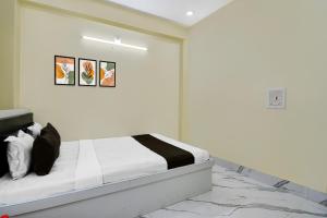 Un pat sau paturi într-o cameră la Hotel O Laxmi Hotel And Restaurant