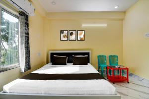 Un pat sau paturi într-o cameră la Hotel O Laxmi Hotel And Restaurant