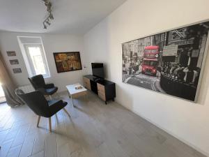 FumelにあるVilla Margotの壁にバスの写真が飾られたリビングルーム