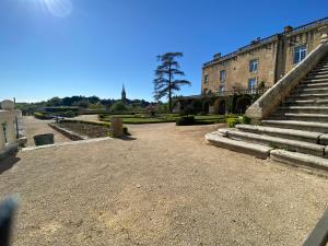 FumelにあるVilla Margotの階段建ての建物と木造の建物