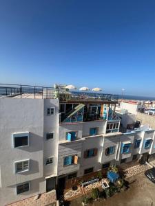 ein Apartmenthaus mit dem Strand im Hintergrund in der Unterkunft Seaside House in Imsouane + 155 Fotos