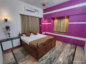 Postel nebo postele na pokoji v ubytování Kinaara Homestay Where The Coast Feels Like Home