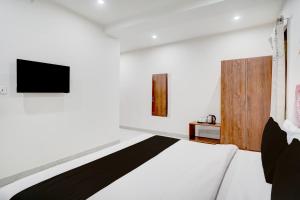 Μια τηλεόραση ή/και κέντρο ψυχαγωγίας στο Townhouse Sarai Rohilla Railway Station Formerly Fortune Residency