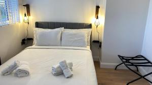 a bedroom with a bed with towels on it at Ready Stay Work Lodge in Birmingham +23 photos
