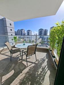 Μπαλκόνι ή βεράντα στο K Home כרמי גת