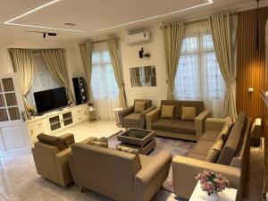 Μια τηλεόραση ή/και κέντρο ψυχαγωγίας στο Eton Asia Villas-Kota Bunga