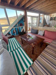 ein Wohnzimmer mit einem Holztisch und einer Couch in der Unterkunft Seaside House in Imsouane