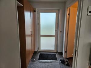 un corridoio vuoto con una porta e una finestra di Cozy One Room Apartment a Roskilde