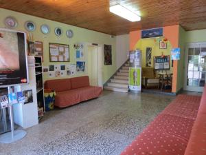 ein Wohnzimmer mit einem Sofa und einer Treppe in der Unterkunft HI Hostel Veli Losinj in Veli Lošinj