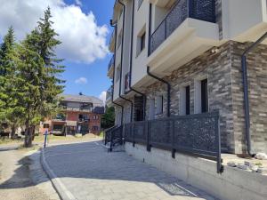 una calle vacía al lado de un edificio en Ski Apartmani Elena, en Kopaonik