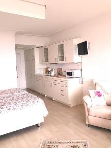 ein weißes Zimmer mit einem Bett und einem Sofa in der Unterkunft Seeseite - Romantik - Apartment in Timmendorfer Strand