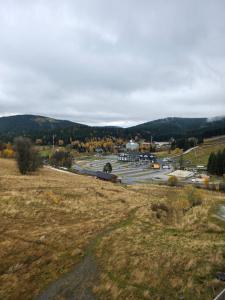 ein großer Parkplatz mit einer Eisenbahn auf einem Feld in der Unterkunft Aparthotel Apartamenty Czarna Góra 307 in Heudorf
