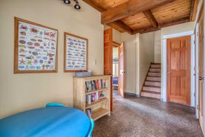 Η βιβλιοθήκη της παραθεριστικής κατοικίας