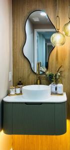 ein Badezimmer mit Waschbecken und Spiegel in der Unterkunft Modern Decatur Apt B near Emory, Midtown, Downtown in Decatur