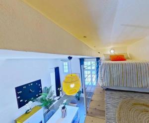 ein Schlafzimmer mit einem Bett und einem Schreibtisch in einem Zimmer in der Unterkunft Beautiful apartment in Mont des Oiseaux in Hyères