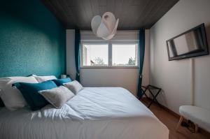 Ένα ή περισσότερα κρεβάτια σε δωμάτιο στο Le nid d'Aigle, confort, proche centre ville