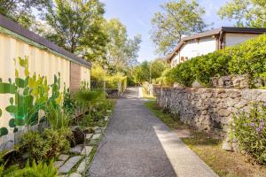 Κήπος έξω από το Miniglamp E.V. - Camping