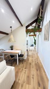 ein Wohnzimmer mit einer weißen Couch und einem Tisch in der Unterkunft Le Cormontaigne - Metz - 6P in Metz + 26 Fotos