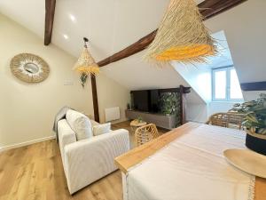 ein Wohnzimmer mit Sofa und Tisch in der Unterkunft Le Cormontaigne - Metz - 6P in Metz