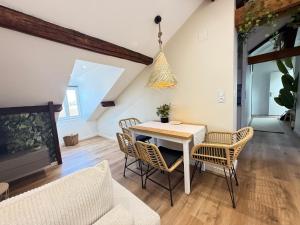 ein Esszimmer mit Tisch und Stühlen in der Unterkunft Le Cormontaigne - Metz - 6P in Metz