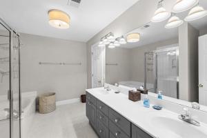 Et badeværelse på 3 Bedroom Golf and Beach Getway + 18 billeder