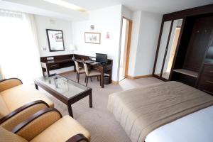 En eller flere senger på et rom på White Sands Hotel