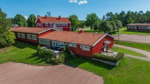 an overhead view of a red barn with a house at Godby Vandrarhem in Godby