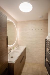 een badkamer met een wastafel en een spiegel bij Studio 68 Proche Basel Home Cinéma & Confort in Saint-Louis