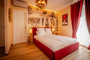 een slaapkamer met een bed met een rood hoofdeinde bij Studio 68 Proche Basel Home Cinéma & Confort in Saint-Louis