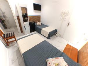 En eller flere senge i et værelse på Pensión Múgica + 33 billeder