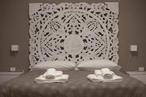 un letto con asciugamani e cappelli sopra di Terrazza Real Poggio a Napoli