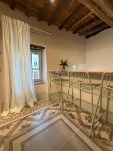 una stanza con due sedie, un tavolo e una finestra di BORGO COMPAGNIA Porta Fredda a Castiglion Fibocchi