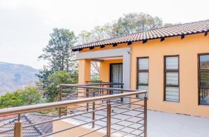 ein Haus mit Balkon und Aussicht in der Unterkunft Tindlovu GuestT House in Nelspruit