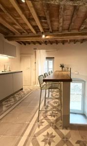una cucina con un tavolo e sedie in una stanza di BORGO COMPAGNIA Porta Fredda a Castiglion Fibocchi
