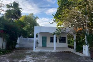 Το κτήριο όπου στεγάζεται  η παραθεριστική κατοικία