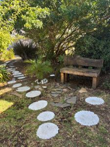 赫曼努斯Self Catering Unit 6, Sandbaai的长椅、铺着踏脚石的小路和一个公园