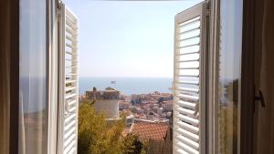 Ein allgemeiner Meerblick oder ein Meerblick von der Pension aus