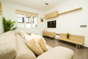 un soggiorno con un divano e una TV di Casa Victoria - By AZ Rentals a Playa Honda