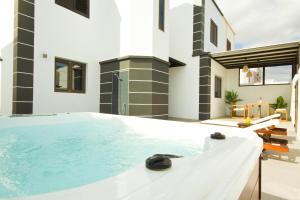 una piscina nel cortile di una casa di Casa Victoria - By AZ Rentals a Playa Honda