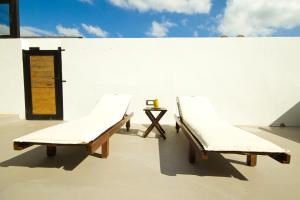 2 panche e un tavolo su un patio di Casa Victoria - By AZ Rentals a Playa Honda