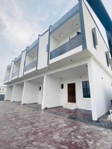 ein großes weißes Gebäude mit vielen Fenstern in der Unterkunft 3 bedroom duplex Atlantic in Maiyegun