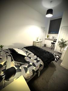 En eller flere senge i et værelse på Cozy Catherdral View