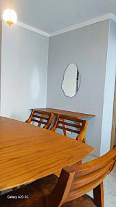 Et opholdsområde på Lindo Apartamento Beira Mar 20mts da praia 3quartos + 18 billeder