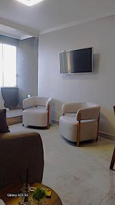 Et tv og/eller underholdning på Lindo Apartamento Beira Mar 20mts da praia 3quartos