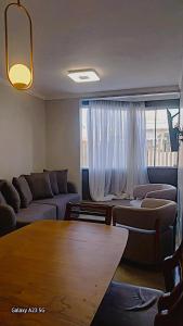 Et opholdsområde på Lindo Apartamento Beira Mar 20mts da praia 3quartos