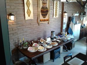 un tavolo con sopra piatti di cibo di El Descanso Cafayate a Cafayate Altre 31 foto