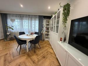 TV a/nebo společenská místnost v ubytování Miedziane ZALESIE - Noclegi Lubin + 6 fotografií