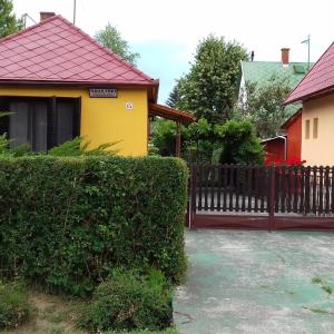 Bygningen som feriehuset ligger i + 4 billeder