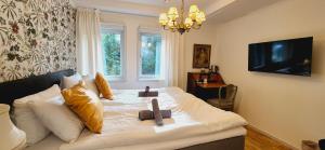 uma grande cama branca em um quarto com janela em Slitebadens Annex em Slite